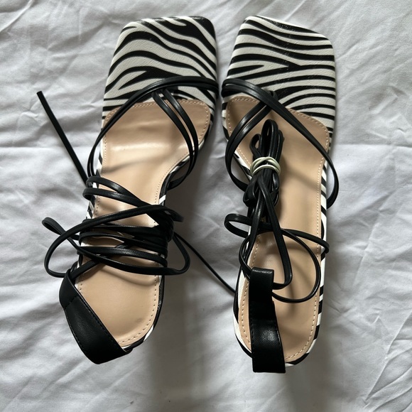 Black and white heels. Too big on me - Picture 2 of 4
